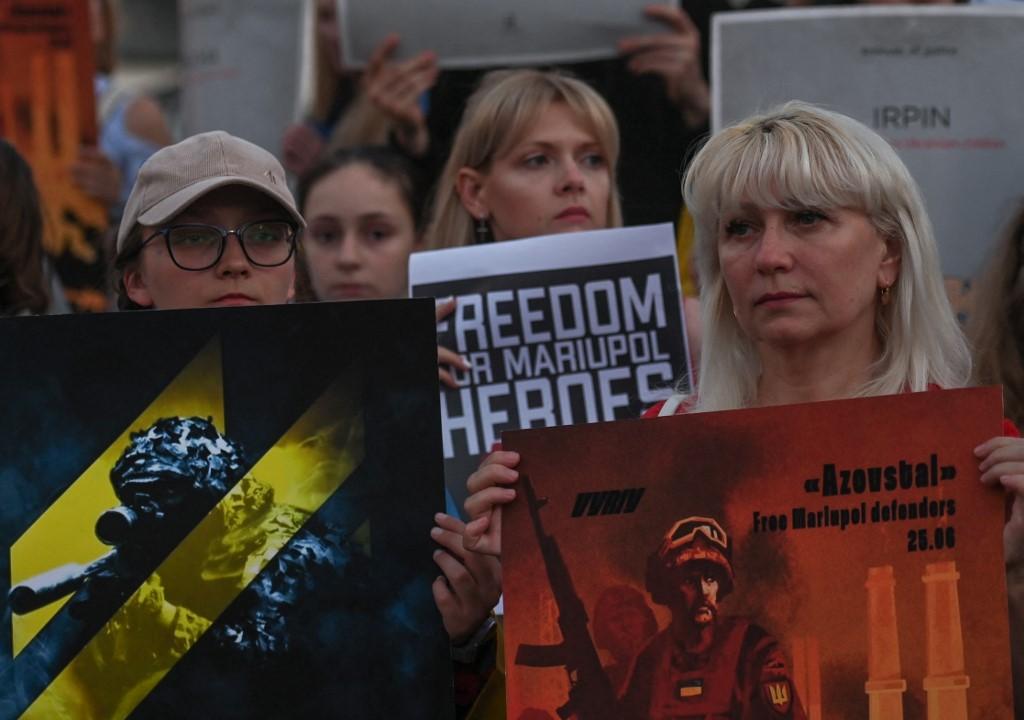 Les proches des "héros" d'Azovstal manifestent leur soutien à Cracovie, en Pologne. [afp - Artur Widak / NurPhoto]