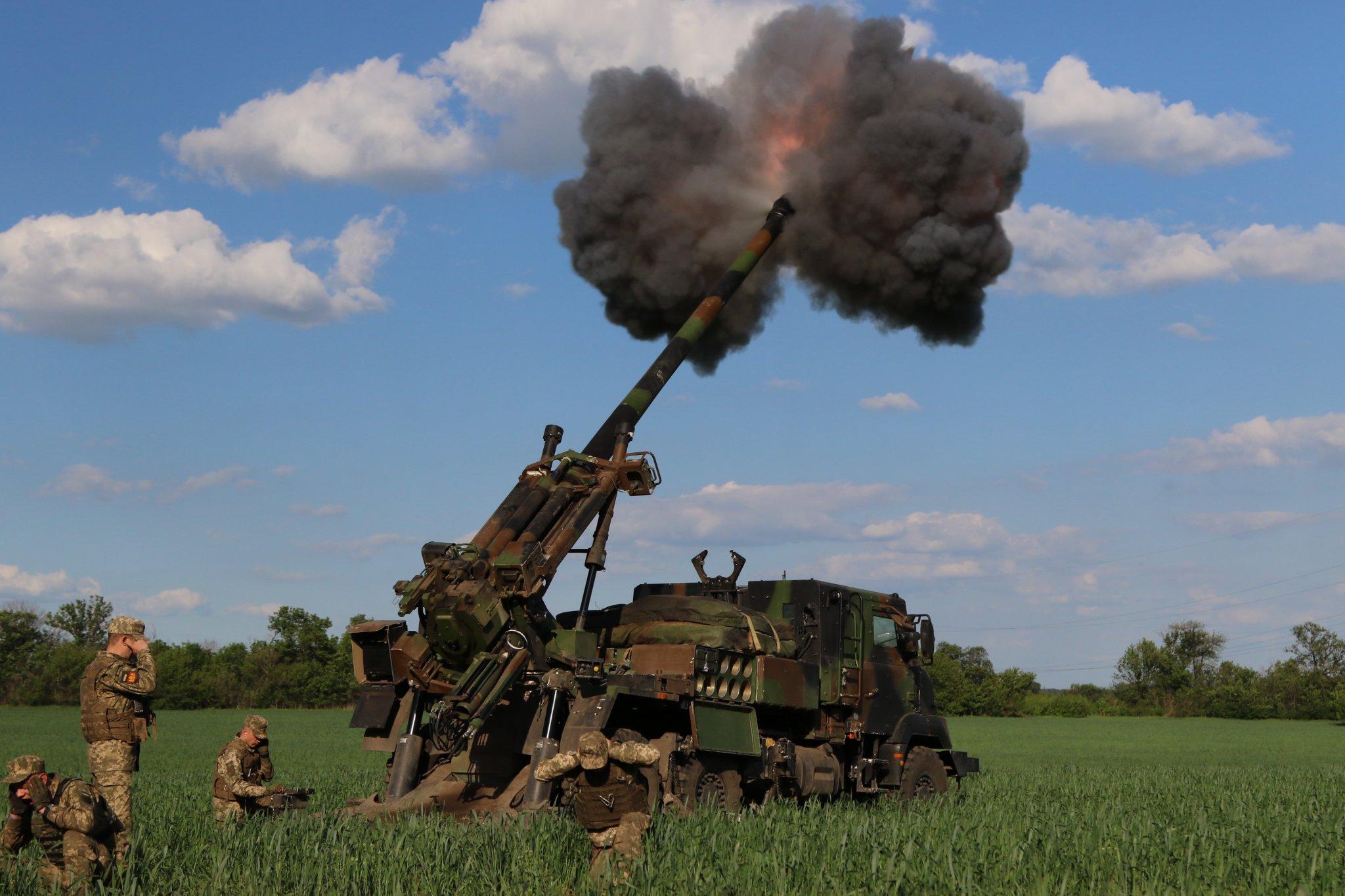 Des artilleurs ukrainiens de la Force opérationnelle interarmées utilisant des CAESAR fournis par la France en 2022. [CC BY 4.0 - Ministry of Defence of Ukraine]