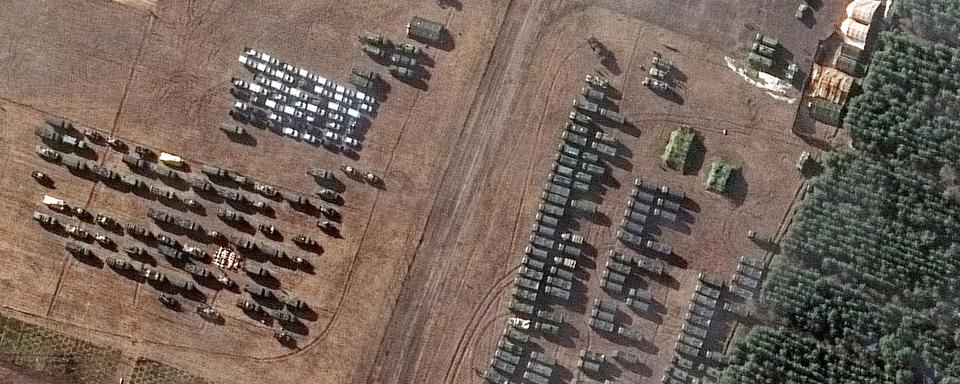 Image satellite mise à disposition par Maxar Technologies montrant des véhicules militaires regroupés à l'aérodrome V.D Bolshoy Bokov, près de Mazyr (Biélorussie), le 22 février 2022. [Keystone / EPA / Maxar]