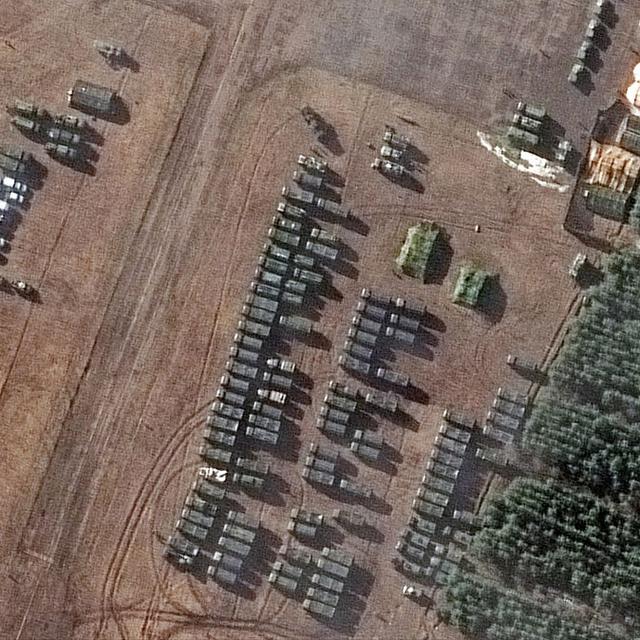 Image satellite mise à disposition par Maxar Technologies montrant des véhicules militaires regroupés à l'aérodrome V.D Bolshoy Bokov, près de Mazyr (Biélorussie), le 22 février 2022. [Keystone / EPA / Maxar]