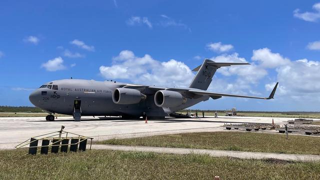 Les premiers avions d'aide ont pu atterrir aux îles Tonga. [AP - Australian Defence Force]