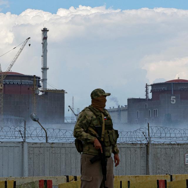 Un membre des forces russes en poste près de la centrale nucléaire de Zaporijjia, le 4 août 2022. [Reuters - Alexander Ermochenko]