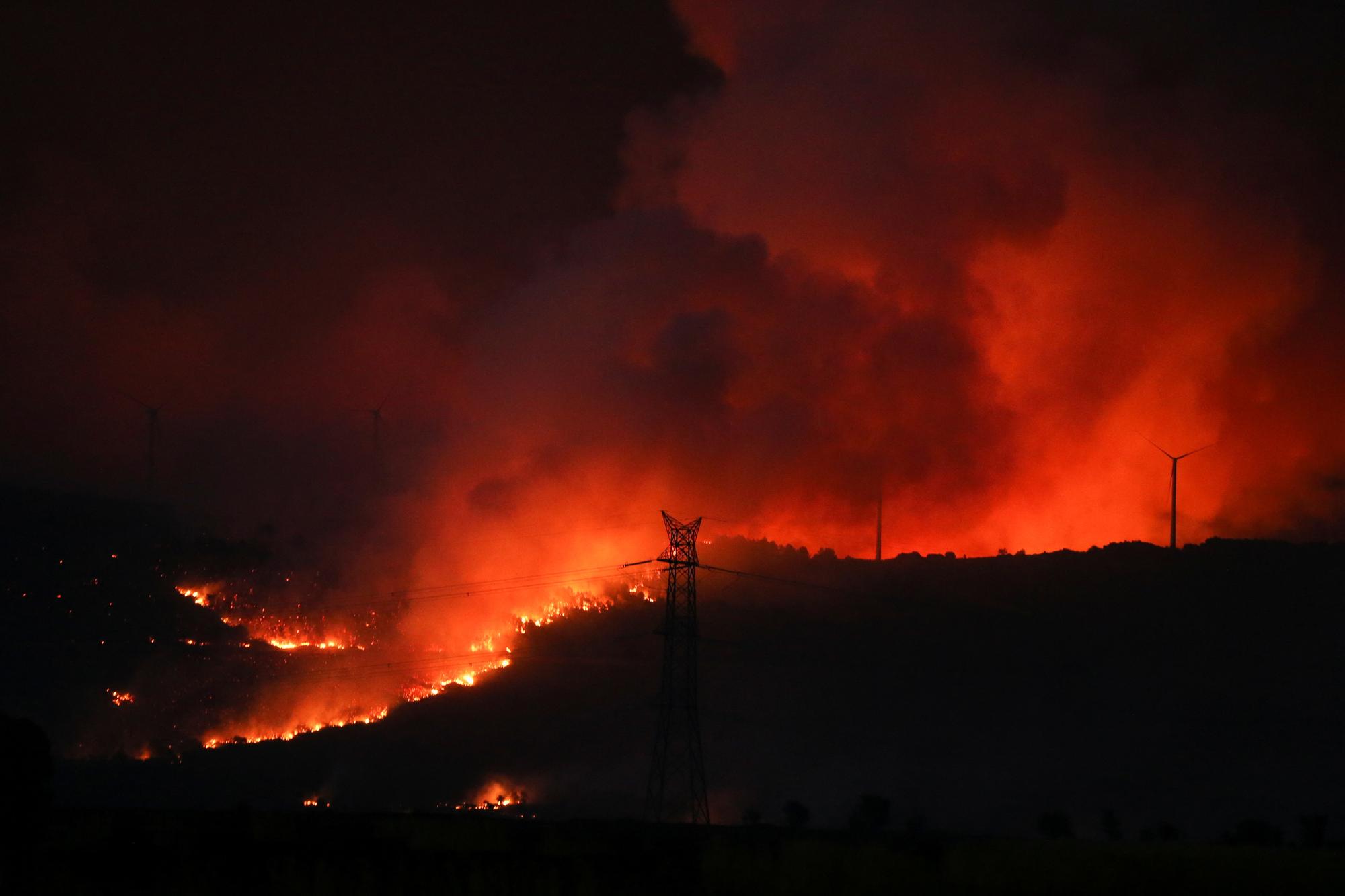 Vision d'enfer: un incendie fait rage à Tabara, dans la province de Zamora (nord-ouest), le 18 juillet 2022. [REUTERS - Isabel Infantes]