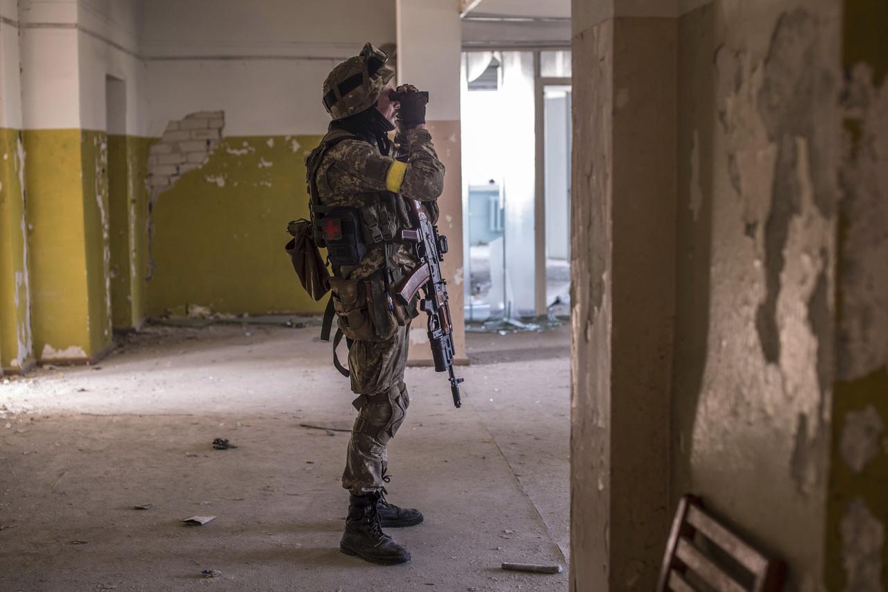 Un soldat ukrainien dans une maison de Severodonetsk, le 8 juin 2022. [Keystone - Oleksandr Ratushniak]