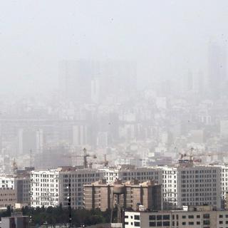 Les effets d'une tempête de sable à Téhéran le 25 mai 2022. [Keystone - EPA/ABEDIN TAHERKENAREH]