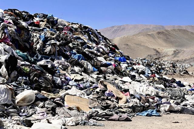 Montagnes de vieux habits à Alto Hospicio, désert d'Atacama. [The Yomiuri Shimbun/AFP - Takayuki Fuchigami]