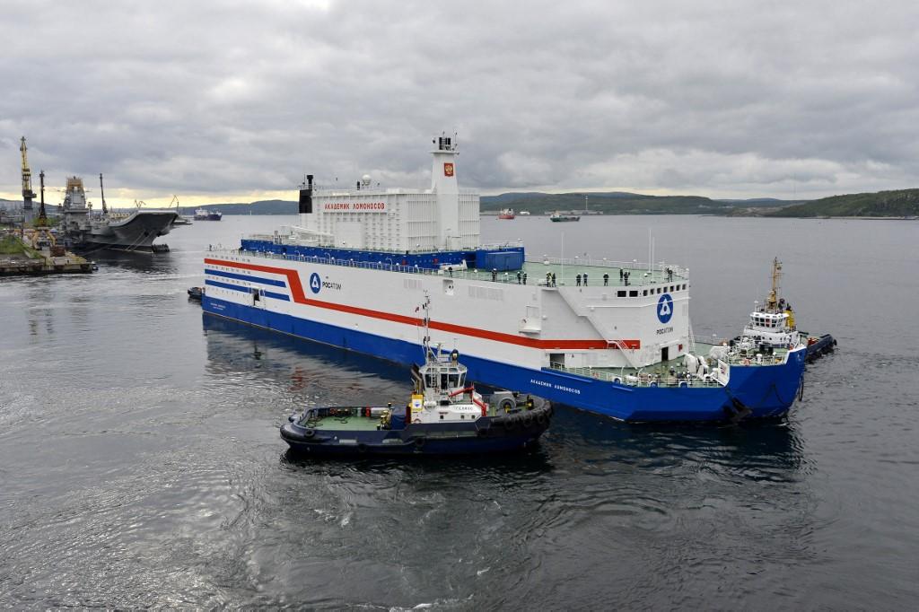 L'unité flottante de puissance (FPU) Akademik Lomonosov est remorquée depuis le port arctique de Mourmansk, dans le nord-ouest de la Russie. La Russie a mis à l'eau le premier réacteur nucléaire flottant au monde, l'envoyant pour un voyage épique à travers l'Arctique le 23 août 2019, malgré les mises en garde des écologistes contre un "Tchernobyl sur glace". Chargé de combustible nucléaire, ce navire a quitté le port arctique de Mourmansk pour entamer son voyage de 5000 kilomètres vers Pevek, dans le nord-est de la Sibérie. Photo prise par ROSATOM, l'agence nucléaire russe. [AFP - ROSATOM]