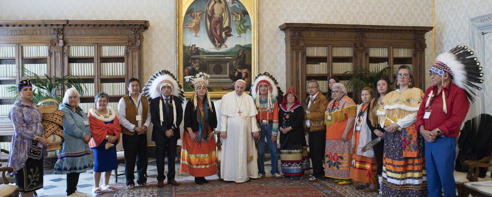 Le pape s'est excusé devant des délégations métis, inuits et des Premières nations. [Keystone - Vatican Media]