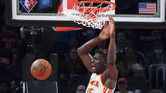 Capela et les Hawks ont réussi une très belle performance. [John Bazemore]