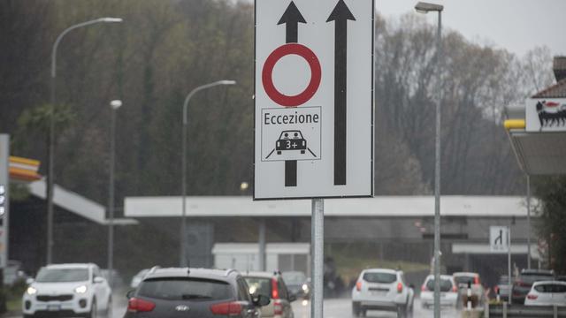 Le Conseil fédéral veut favoriser le covoiturage pour réduire les surcharges de trafic et la pollution. [Keystone/Ti-Press - Davide Agosta]