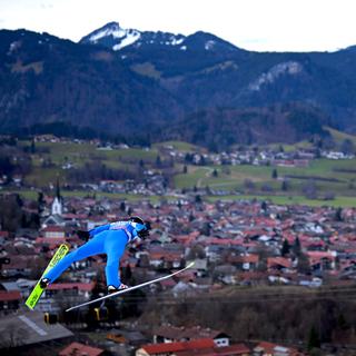 Le skieur suisse Gregor Deschwanden saute lors de la première étape de la Tournée des Quatre Tremplins à Obestdorf. [EPA/Keystone - Christian Bruna]