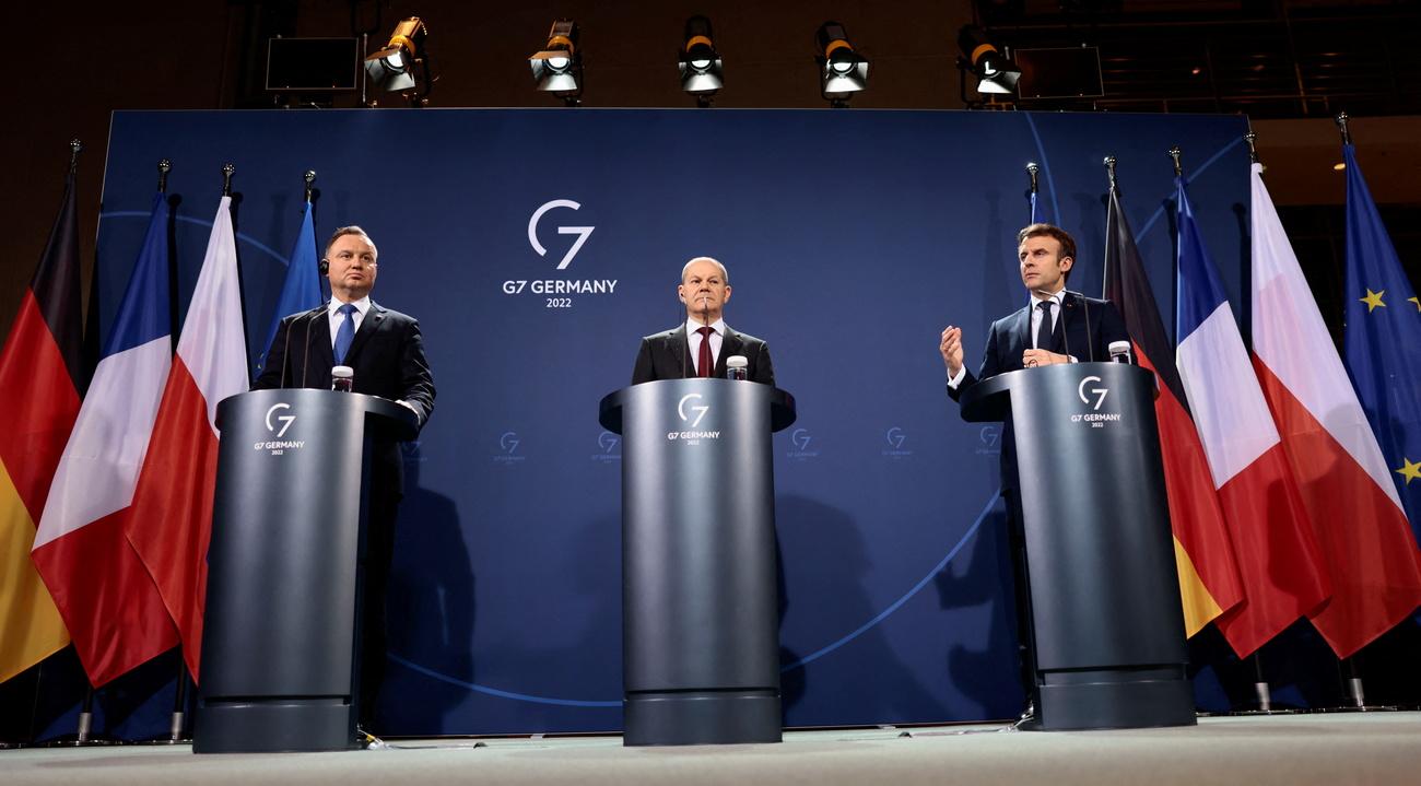 Le président polonais Andrzej Duda, le chancelier allemand Olaf Scholz et le président français Emmanuel Macron se sont vus à Berlin. [Keystone - DPA/Hannibal Hanschke]
