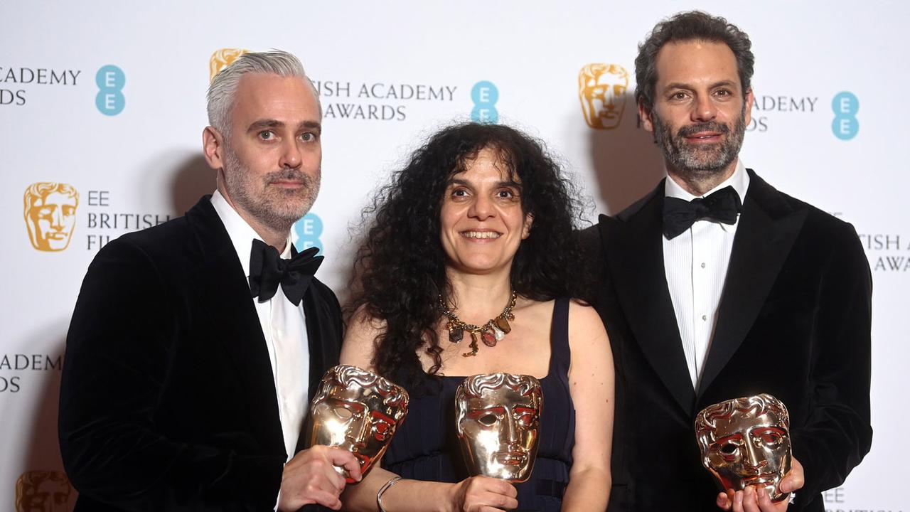 Iain Canning (à gauche), Tanya Seghatchian (au centre) et Emile Sherman, gagnants le Bafta du meilleur film pour "The Power of Dog". La réalisatrice Jane Campion était absente de la cérémonie. [EPA/Keystone]