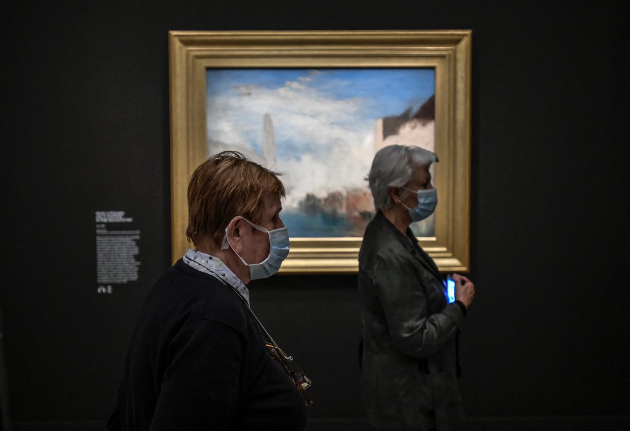 Dès lundi 28 février, le masque ne sera notamment plus obligatoire dans les musées, où le pass vaccinal est exigé. [AFP - Stéphane De Sakutin]