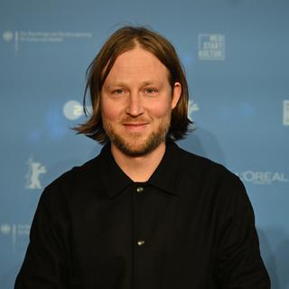 Le réalisateur Cyril Schäublin à Berlin en février 2022 pour présenter son film "Unrueh" ("Unrest"). [EPA/Keystone - Sascha Steinbach]