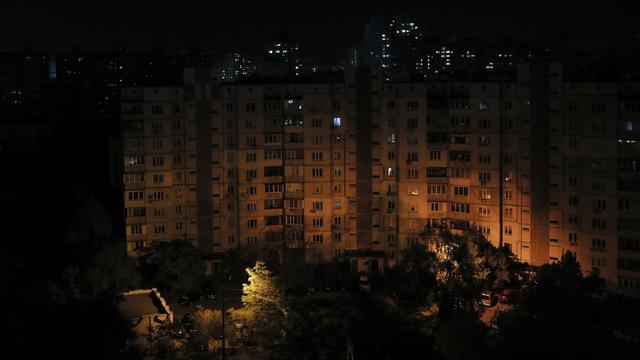 De nombreux logements de Kiev sont privés d'électricité. [Keystone - Sergey Dolzhenko]