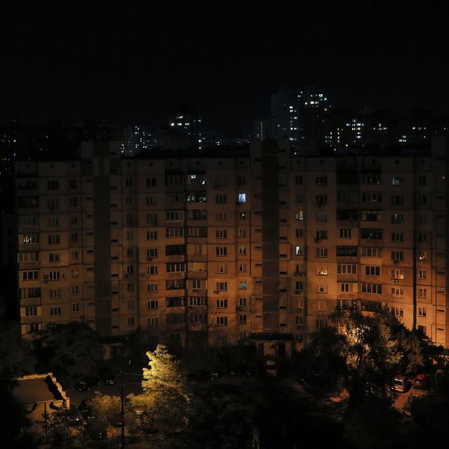 De nombreux logements de Kiev sont privés d'électricité. [Keystone - Sergey Dolzhenko]