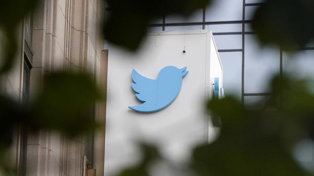 Le siège à San Francisco du réseau social Twitter, qui suspend les comptes de journalistes couvrant son nouveau patron Elon Musk. [Keystone - AP Photo/Jeff Chiu]