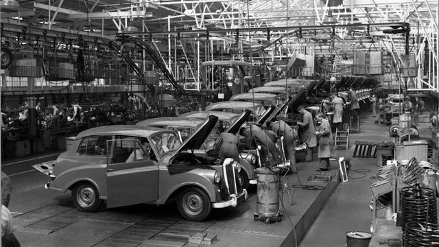 Ligne d'assemblage de la Triumph Mayflower à Coventry, en 1951.