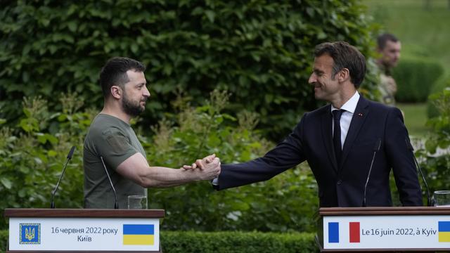 Le président français Emmanuel Macron avec Volodymyr Zelensky à Kiev en juin. [keystone - Natacha Pisarenko]