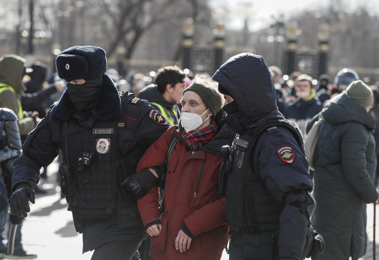 Un participant à une manifestation non autorisée interpellé à Moscou le 6 mars 2022. [EPA/Keystone - Yuri Kochetkov]