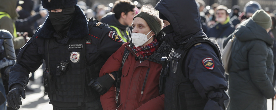 Un participant à une manifestation non autorisée interpellé à Moscou le 6 mars 2022. [EPA/Keystone - Yuri Kochetkov]