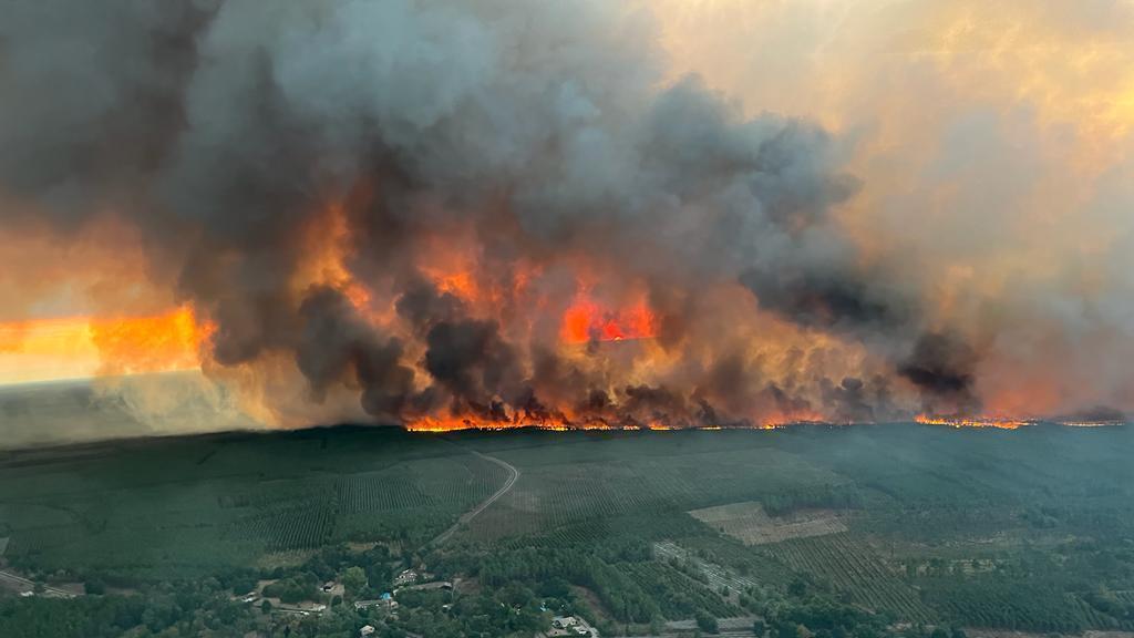 Mercredi 10 août: un mois après le début d'un gigantesque incendie dans le sud-ouest de la France, le feu a repris avec vigueur en Gironde et avait déjà dévoré mercredi 6000 hectares de forêt, provoquant l'évacuation de 8000 personnes. [Keystone - SDIS 33 Service Audiovisuel via AP]