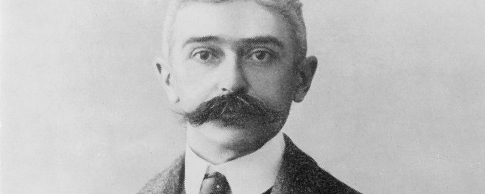 Le baron Pierre de Coubertin né le 1er janvier 1863 à Paris et mort le 2 septembre 1937 à Genève en Suisse, est un historien et pédagogue français. Coubertin pense que, pour rendre le sport plus populaire, il faut l'internationaliser. Lors de la séance de clôture de l'USFSA (Union des sociétés françaises de sports athlétiques), le 23 juin 1894, le rétablissement des Jeux olympiques est proclamé, de même que leur fréquence quadriennale. [DP]