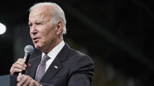 Le président américain Joe Biden s'exprime lors d'une visite dans une usine dans l'Etat de New York le 6 octobre 2022. [Keystone - AP Photo/Andrew Harnik]