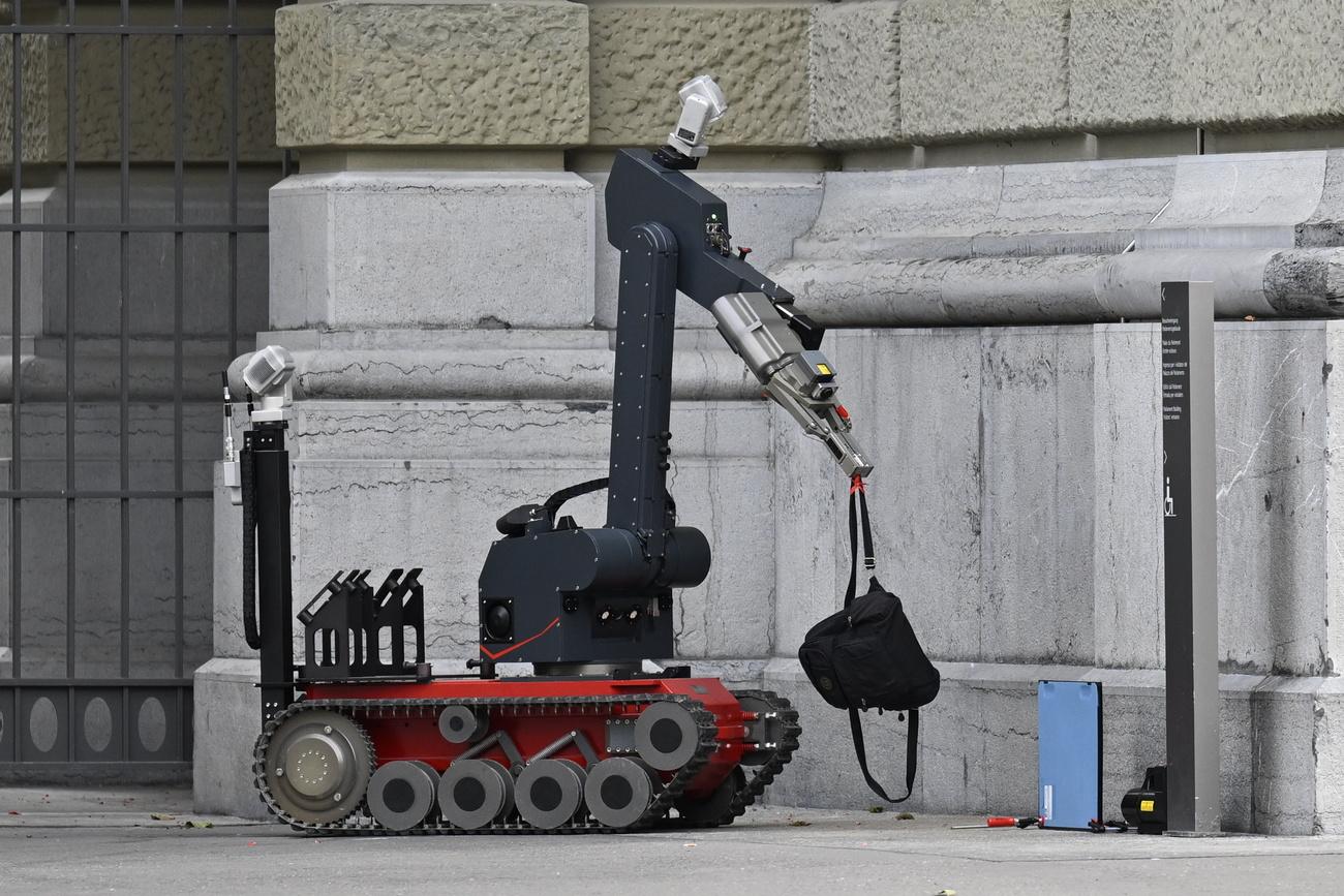 Un robot s'empare du sac à dos suspect abandonné au Palais fédéral. [Keystone - Anthony Anex]