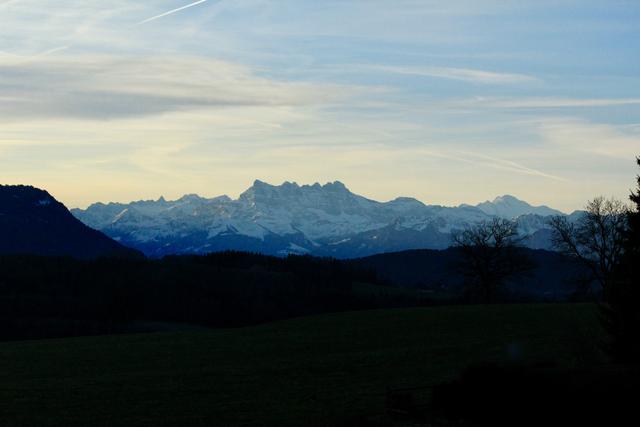 Les Dents du Midi et le Mont-Blanc ont enregistré des températures élevées pour un premier jour de l'an. [RTS - Victorien Kissling]