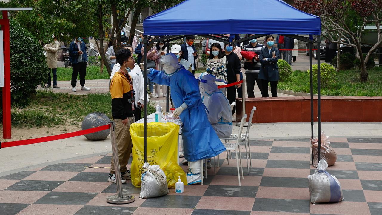 Des personnes font la queue pour des tests Covid à Pékin. [Keystone - EPA/Mark R.Cristino]