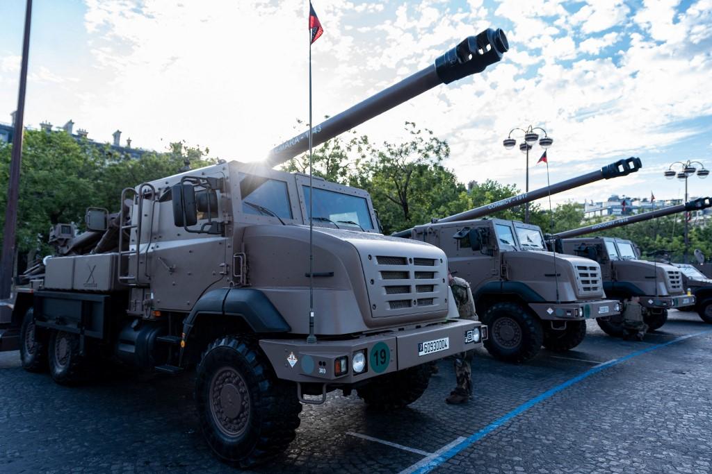 Un canon Caesar photographié à Paris en 2022 lors de la parade du 14 Juillet. [AFP - Arnaud Paillard]