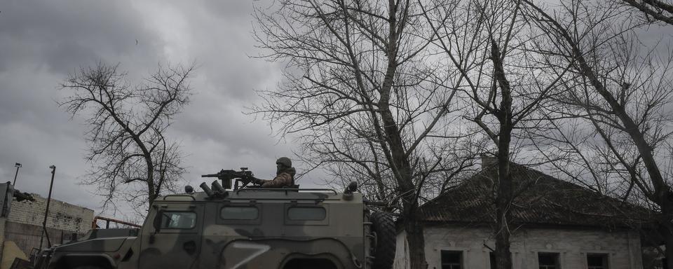 Un soldat de l'armée russe à bord d'un véhicule tout-terrain. [EPA/Keystone - Sergei Ilnitsky]