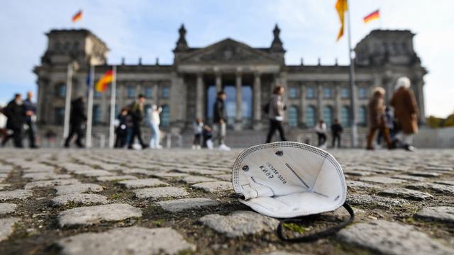 Un masque devant le Bundestag, où les députés vont débattre de l'obligation vaccinale. Image d'Illustration. [AFP - INA FASSBENDER]