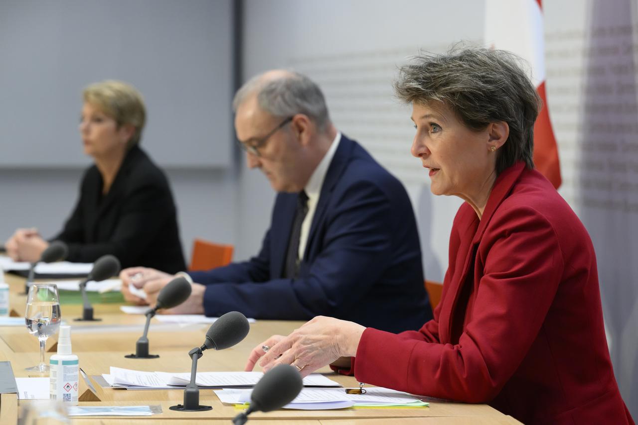 Devant la presse, Simonetta Sommaruga a salué la solidarité de la population suisse. [Keystone - Anthony Anex]