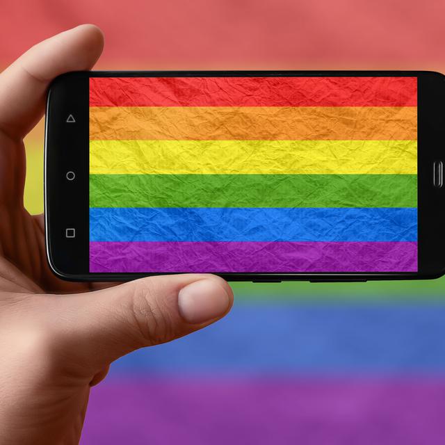 Drapeau LGBT sur l'écran du téléphone. Smartphone en main photographiant drapeau. [Depositphotos - novephotocom.gmail.c]