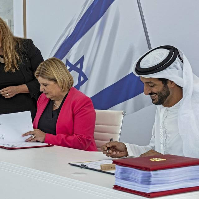 Les ministres de l'économie d'Israël et des Emirats signent l'accord de libre-échange entre les deux pays le 31 mai 2022. [AFP - Anuj TAYLOR / GPO]