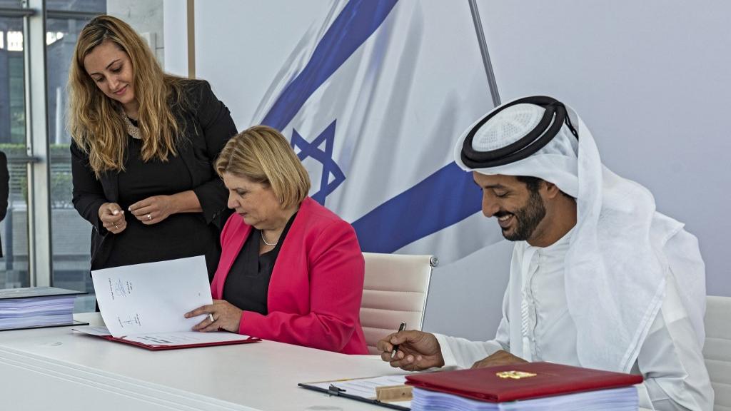Les ministres de l'économie d'Israël et des Emirats signent l'accord de libre-échange entre les deux pays le 31 mai 2022. [AFP - Anuj TAYLOR / GPO]