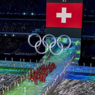 Les porte-drapeaux de la Suisse, la skieuse Wendy Holdener et le joueur de hockey sur glace Andres Ambuehl, défilent devant la délégation suisse lors de la cérémonie d'ouverture des Jeux olympiques d'hiver 2022 au Stade national (Nid d'oiseau) de Pékin, en Chine, le vendredi 4 février 2022. [KEYSTONE - Salvatore Di Nolfi]