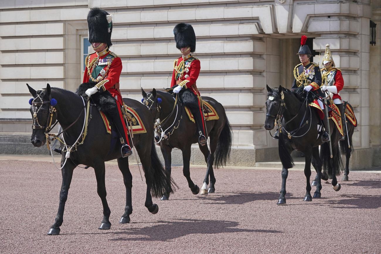 Le prince Charles (en tête), le prince William, et la princesse Anne représentent la reine Elizabeth II lors du Salut aux couleurs. [KEYSTONE - JONATHAN BRADY]