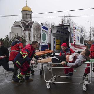 Une ambulance à Marioupol. [Keystone - AP/Evgeniy Maloletka]