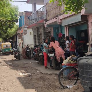 La famille de Chandrika Parmar vit à 10 personnes dans ce logement du quartier de Bhagwati Nagar, à Ahmedabad. [DR - Sébastien Farcis]