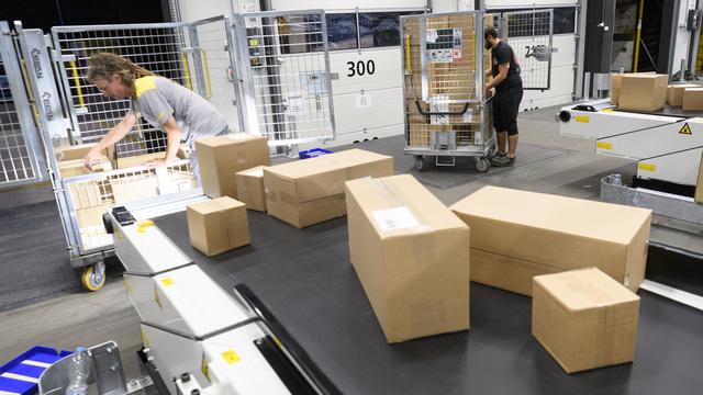 La Poste a livré un nombre record de colis l'année passée. [KEYSTONE - Laurent Gillieron]