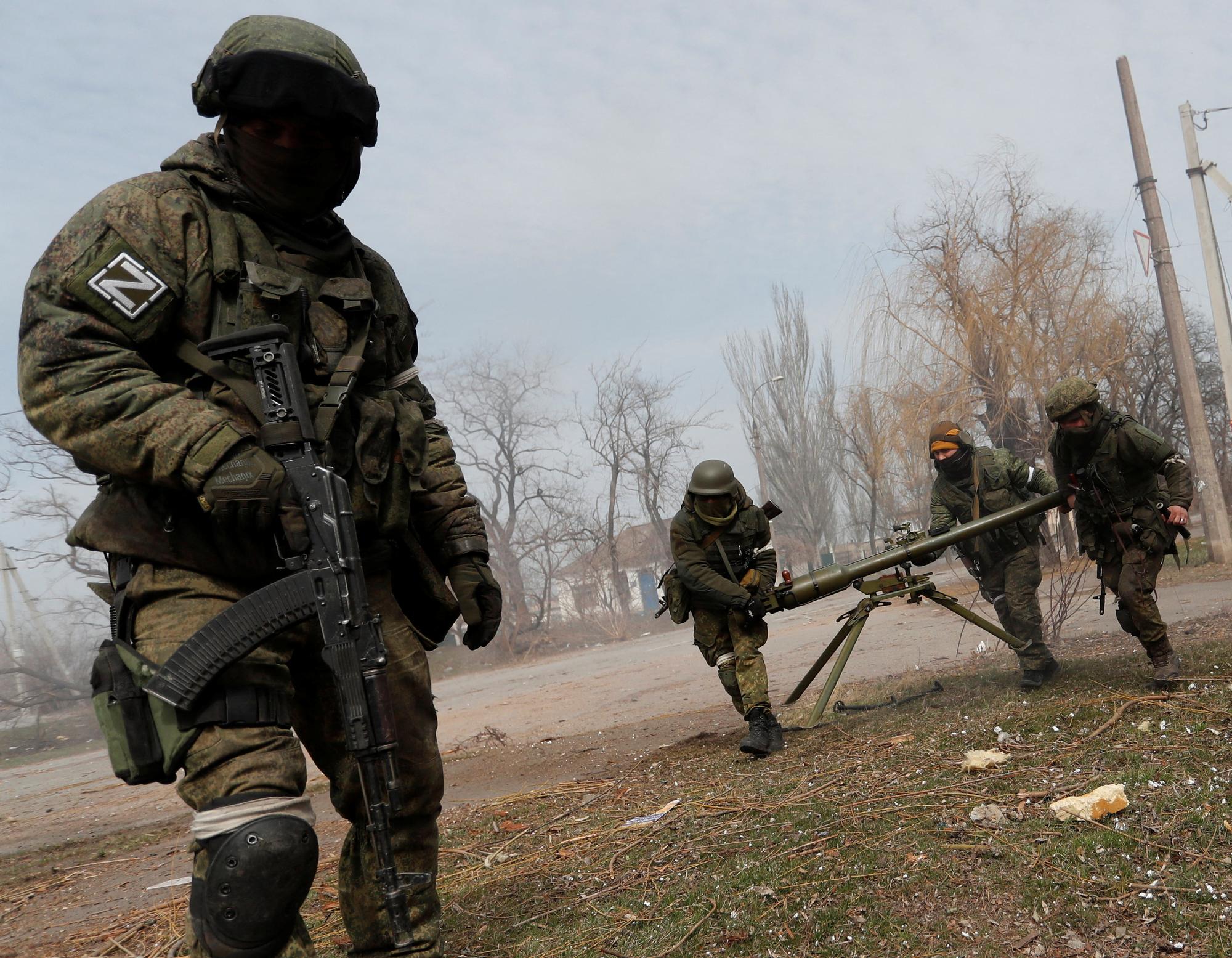 Des soldats prorusses dans la ville de Marioupol. [Reuters - Alexander Ermochenko]