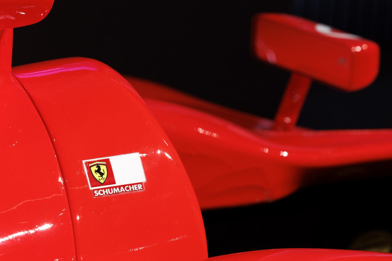 Le nom de Michael Schumacher trône sur sa Ferrari. [Keystone - Salvatore Di Nolfi]