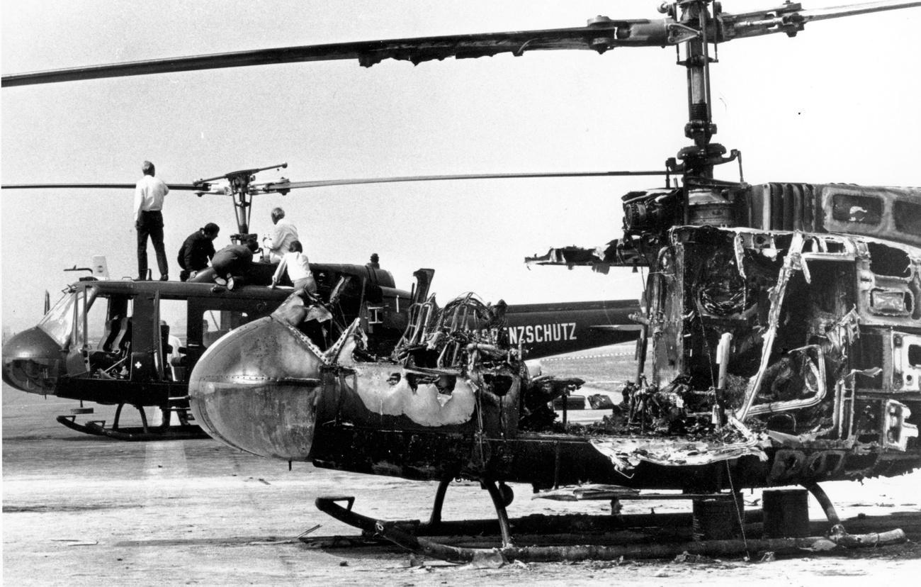 L'épave d'un hélicoptère allemand sur l'aéroport de Fürstenfeldbruck après une tentative, infructueuse, de libération d'athlètes israéliens enlevés aux Jeux olympiques de Munich en 1972. [KEYSTONE - AP]