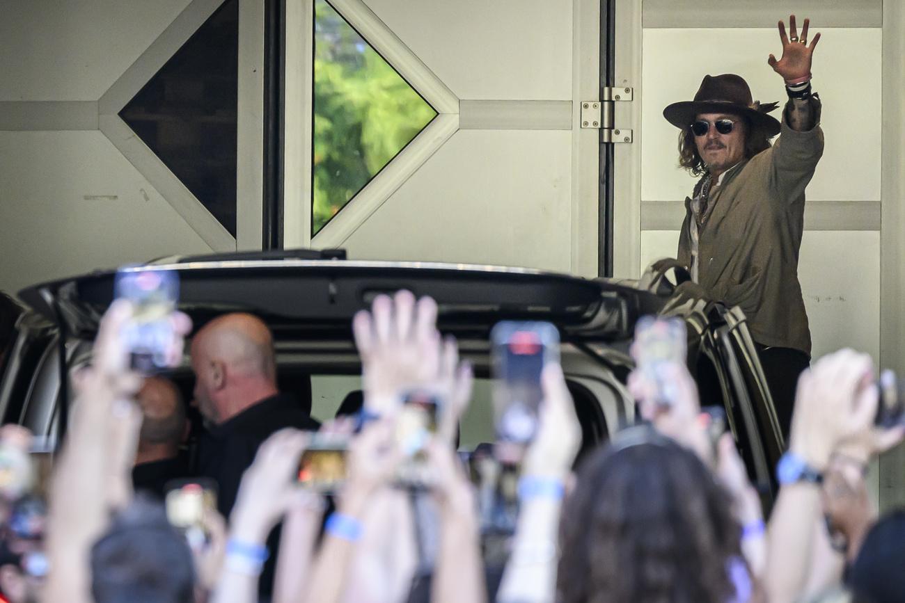 L'acteur américain Johnny Depp lors de son arrivée au Montreux Jazz Festival avant un concert avec Jeff Beck où il se fera guitariste et chanteur, le 15 juillet 2022. [KEYSTONE - Gabriel Monnet]