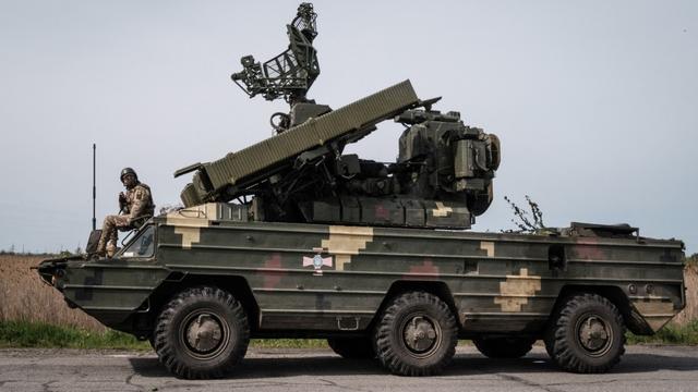 Un soldat ukrainien est assis sur un système de missiles anti-aériens près de Sloviansk, dans l'est de l'Ukraine, le 11 mai 2022. [AFP - Yasuyoshi CHIBA]