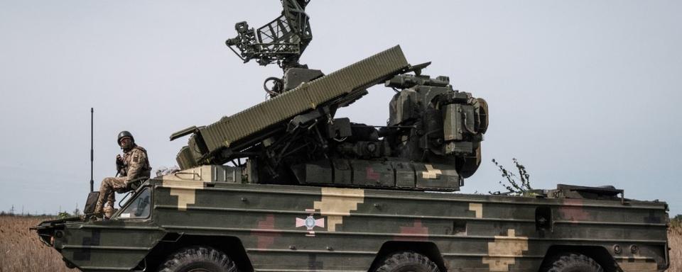 Un soldat ukrainien est assis sur un système de missiles anti-aériens près de Sloviansk, dans l'est de l'Ukraine, le 11 mai 2022. [AFP - Yasuyoshi CHIBA]